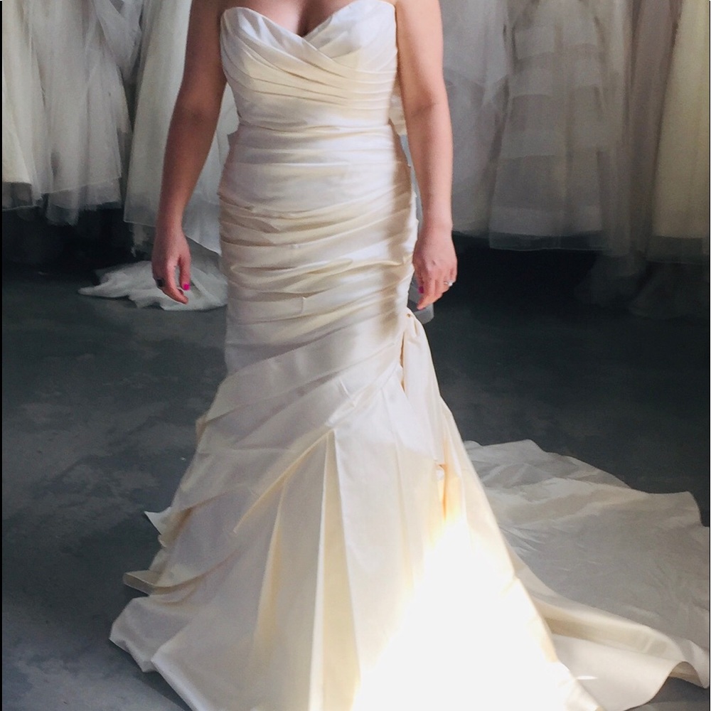 Wedding gown size 8 - Picture 2 of 2